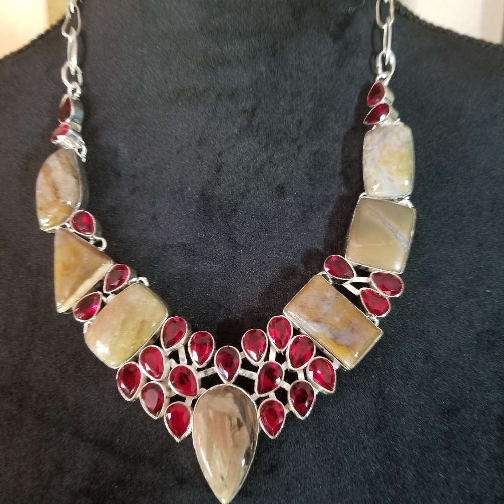 FABULOUS NECKLACE NWOT